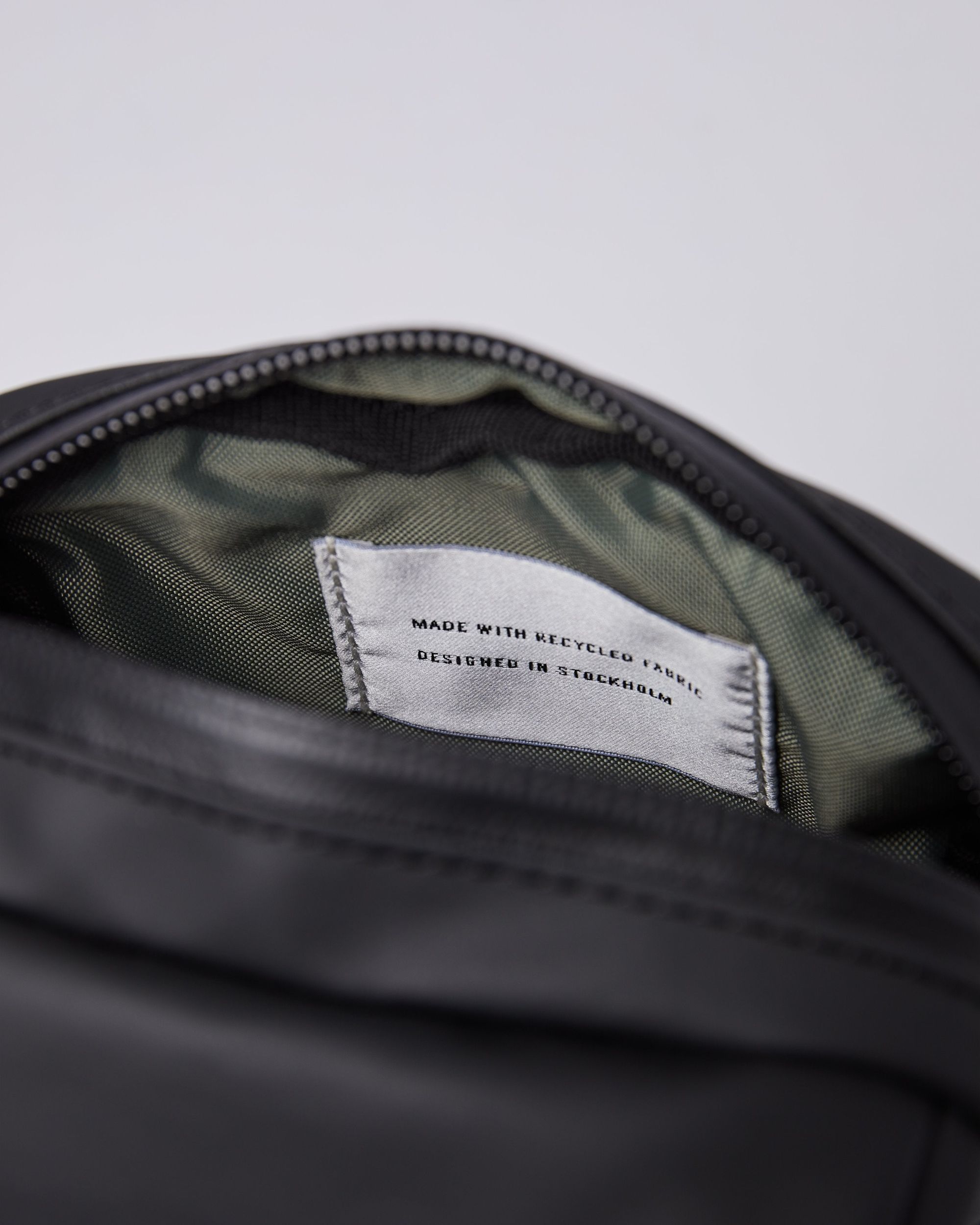 Sac à bandoulière 1l en matières recyclées | noir "poe black", Sandqvist, photo 4