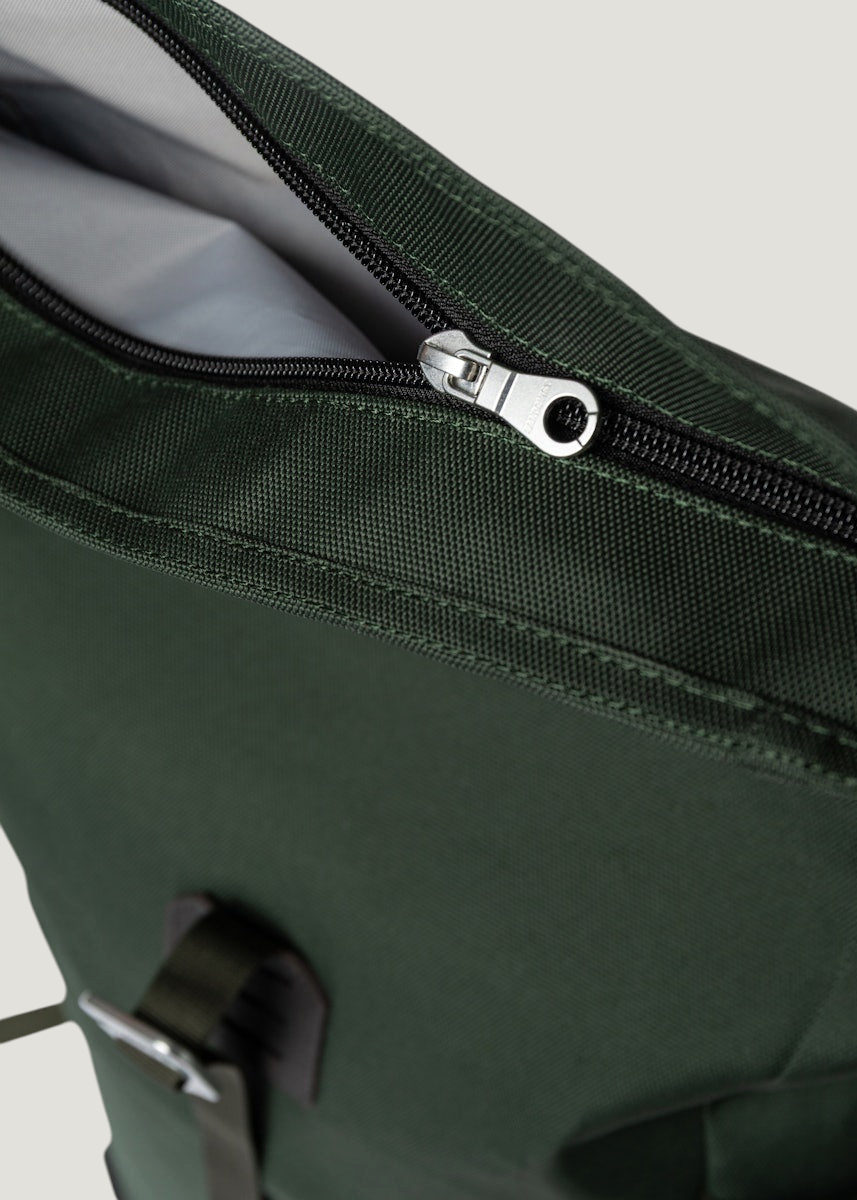 Rucksack 23 l aus recyceltem Material | Grün "icon rolltop backpack m - dawn green with dark brown leather", Sandqvist, Foto 6