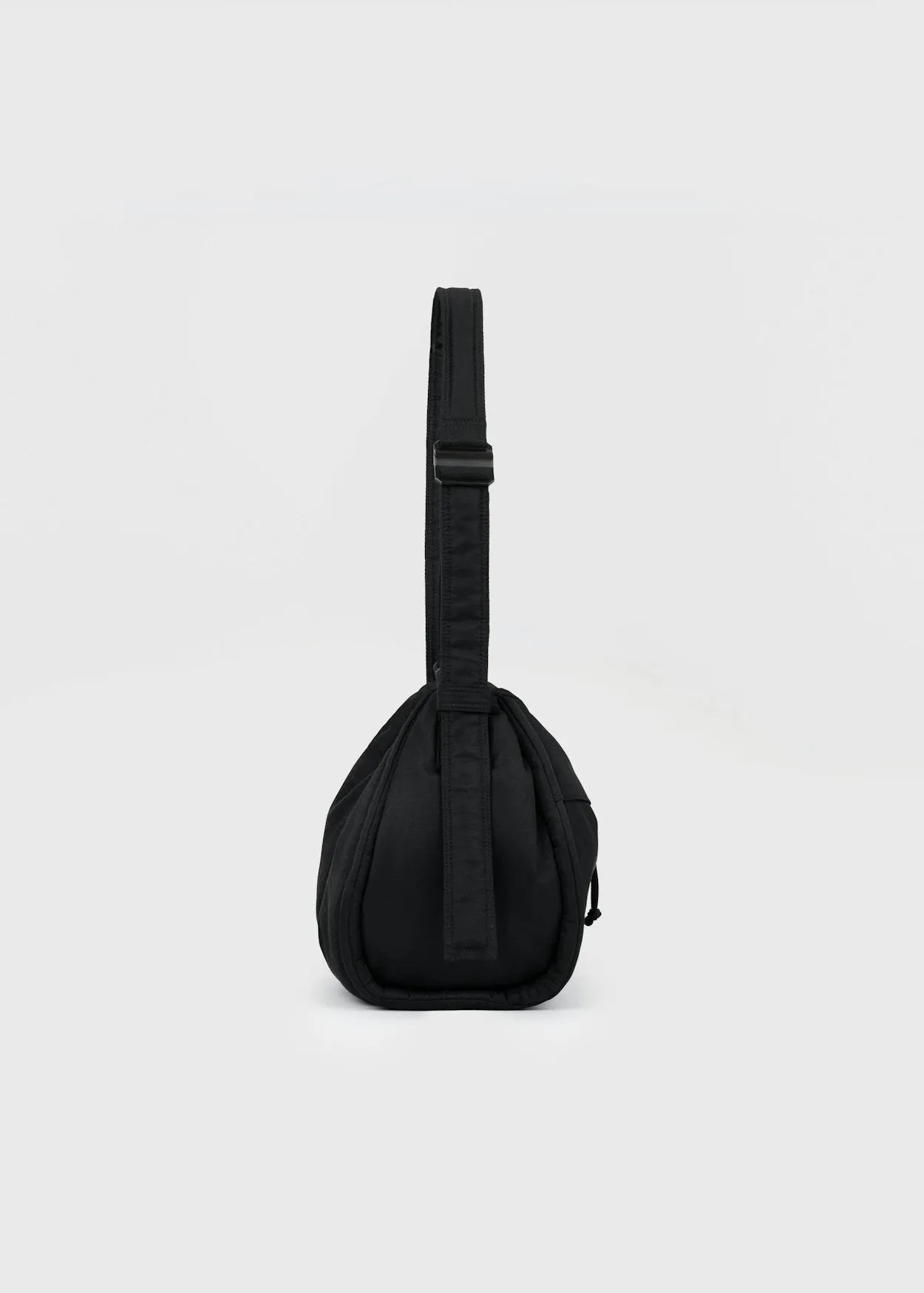 Sac bandoulière 7,5l en matière recyclé | noir "curve bucket bag - black", Sandqvist, photo 3