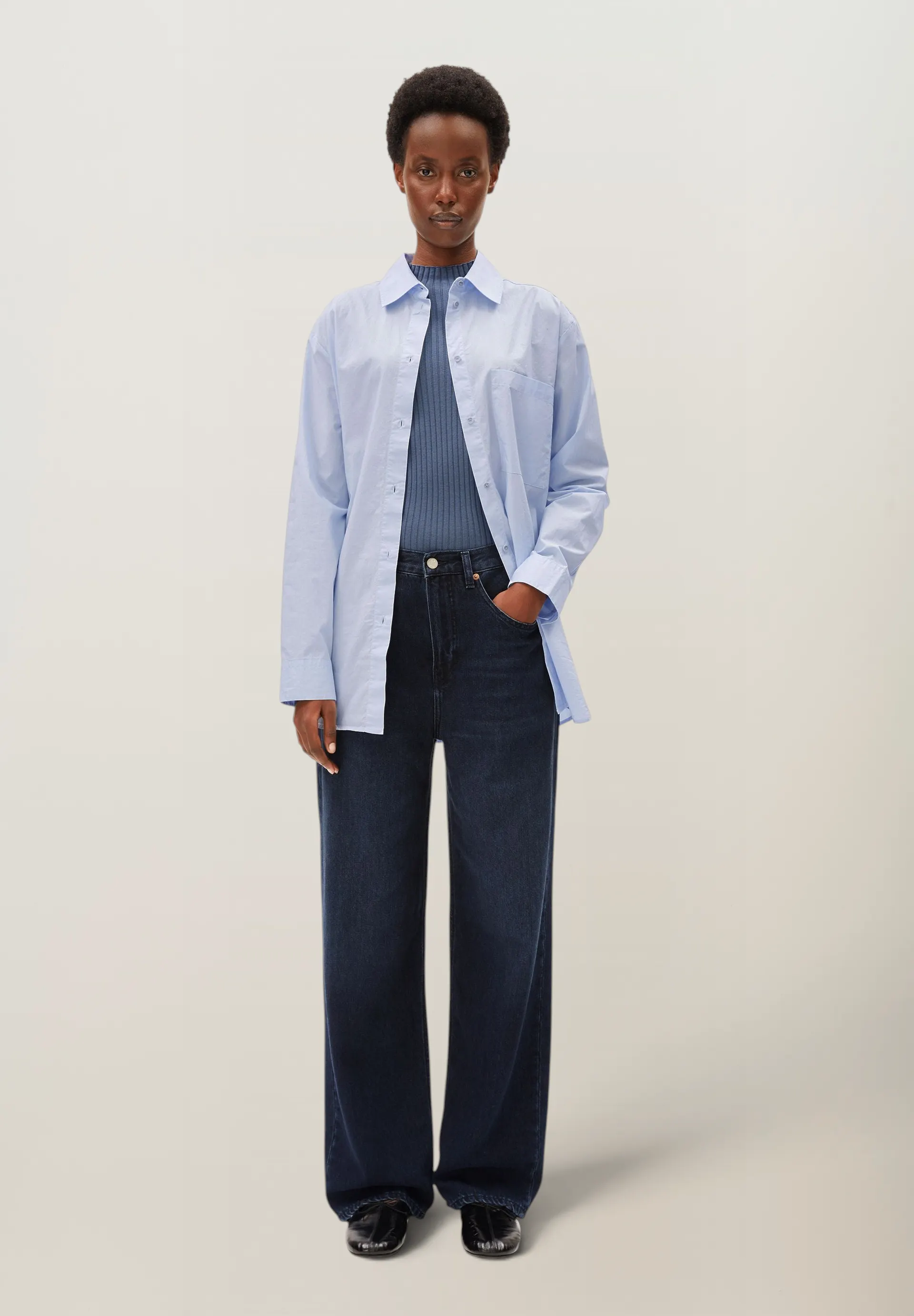 Jean baggy taille basse en coton recyclé | bleu "Haayi low waist baggy jean - fluid ink", Armedangels, photo 5