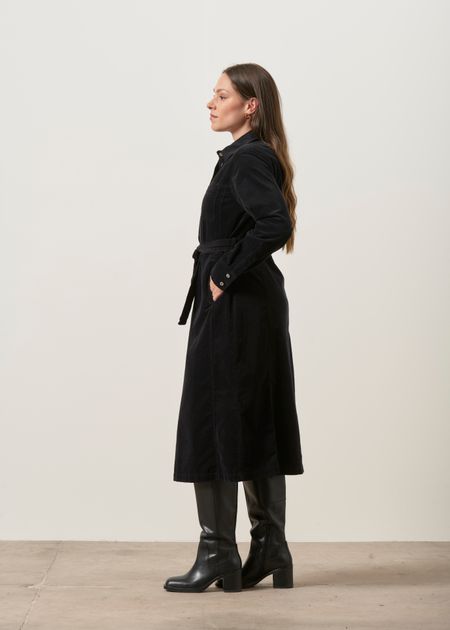 Schwarzes Cord-Hemdblusenkleid aus Bio-Baumwolle , Lanius, Foto 4