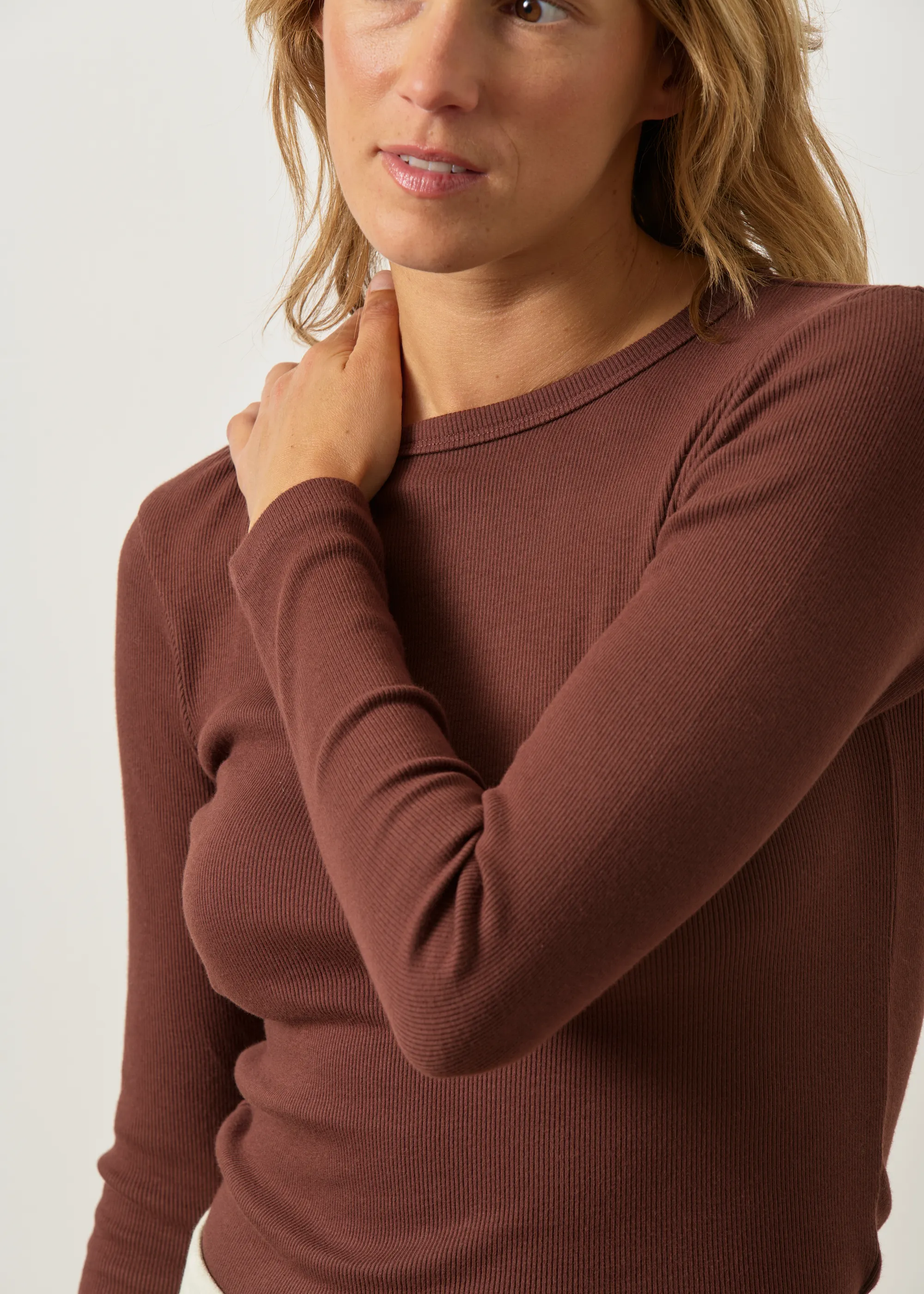 T-shirt manches longues côtelé en coton bio | chocolat, WeDressFair, photo 2