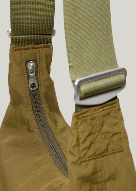 Umhängetasche 5L aus recyceltem Material | grün "Grid shoulder bag mini - olive", Sandqvist, Foto 3