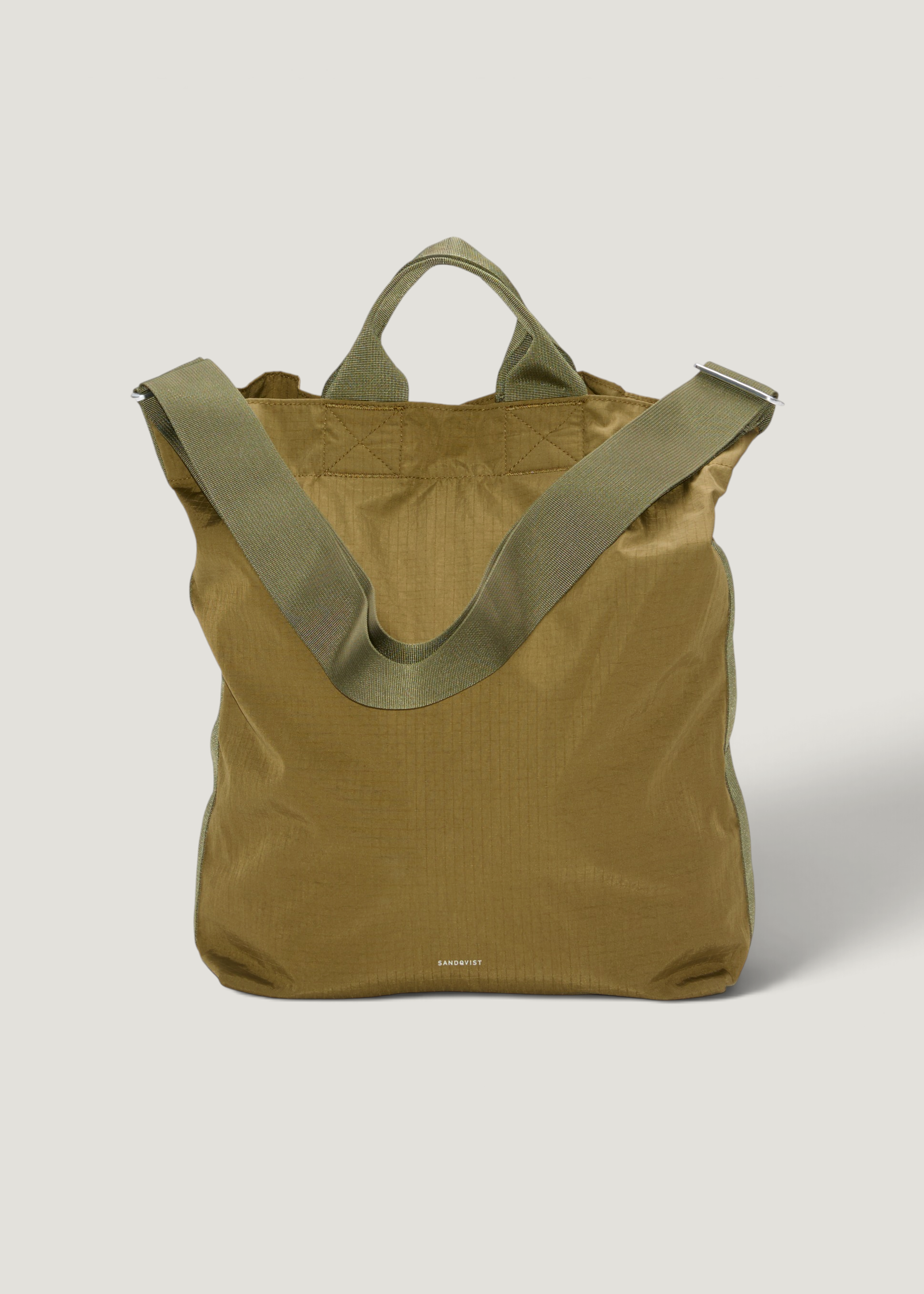 Shopper 18L aus recyceltem Material | grün "Grid shopper bag - olive", Sandqvist, Foto 1