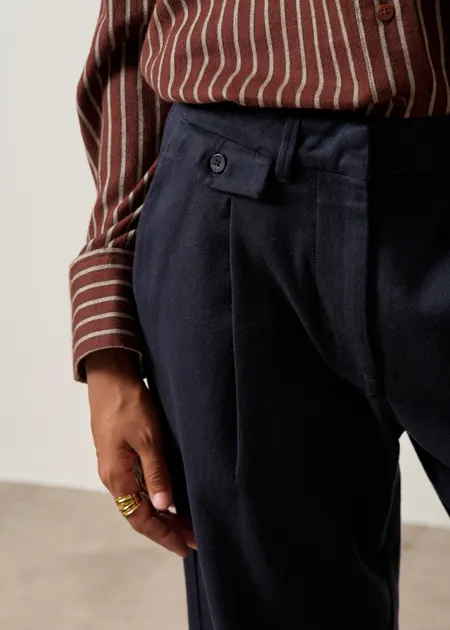 Pantalon ample à pince en coton bio | marine "Patricia", Thinking Mu, photo 2