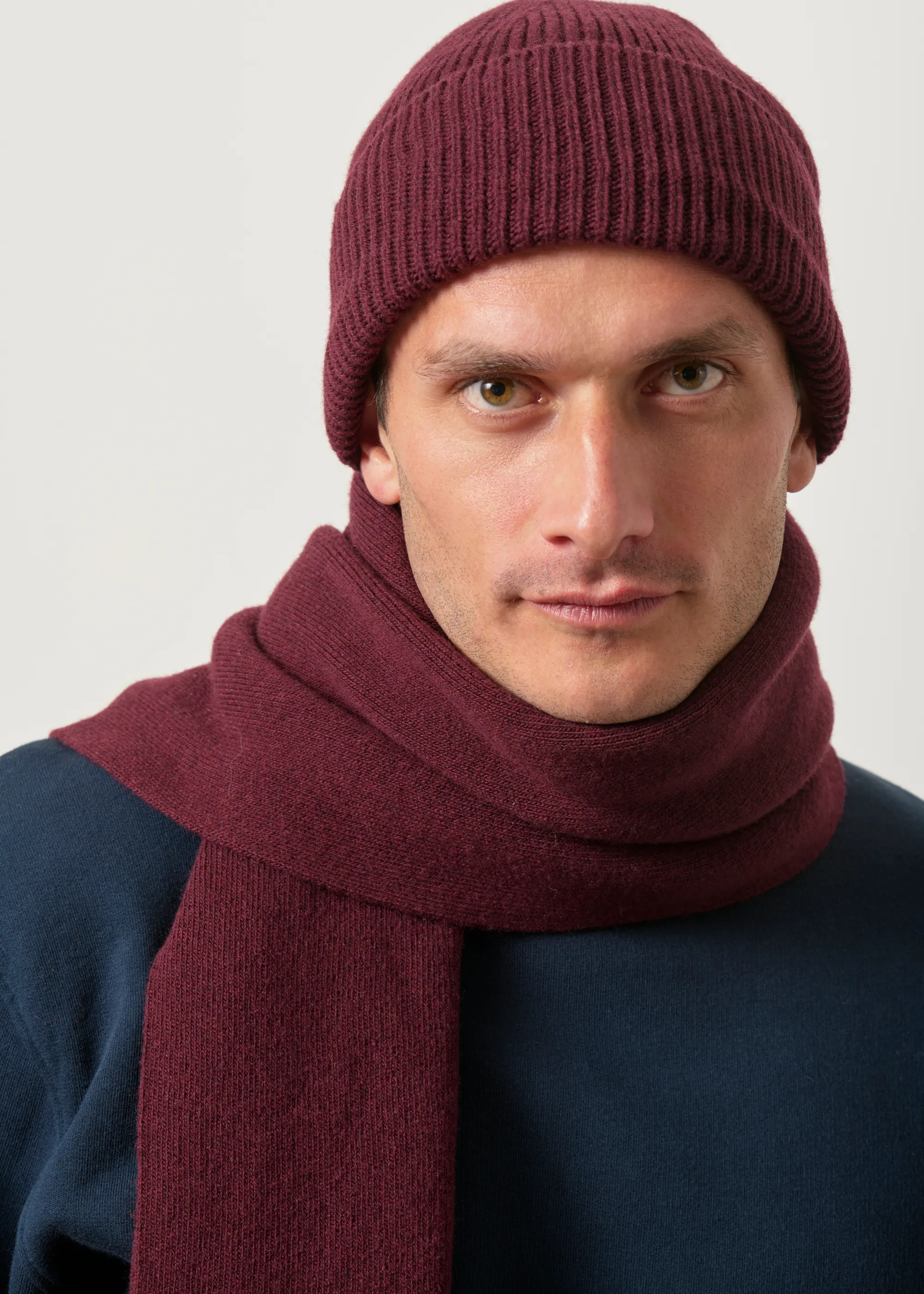 Bonnet en laine mérinos recyclée | bordeaux, WeDressFair, photo 2