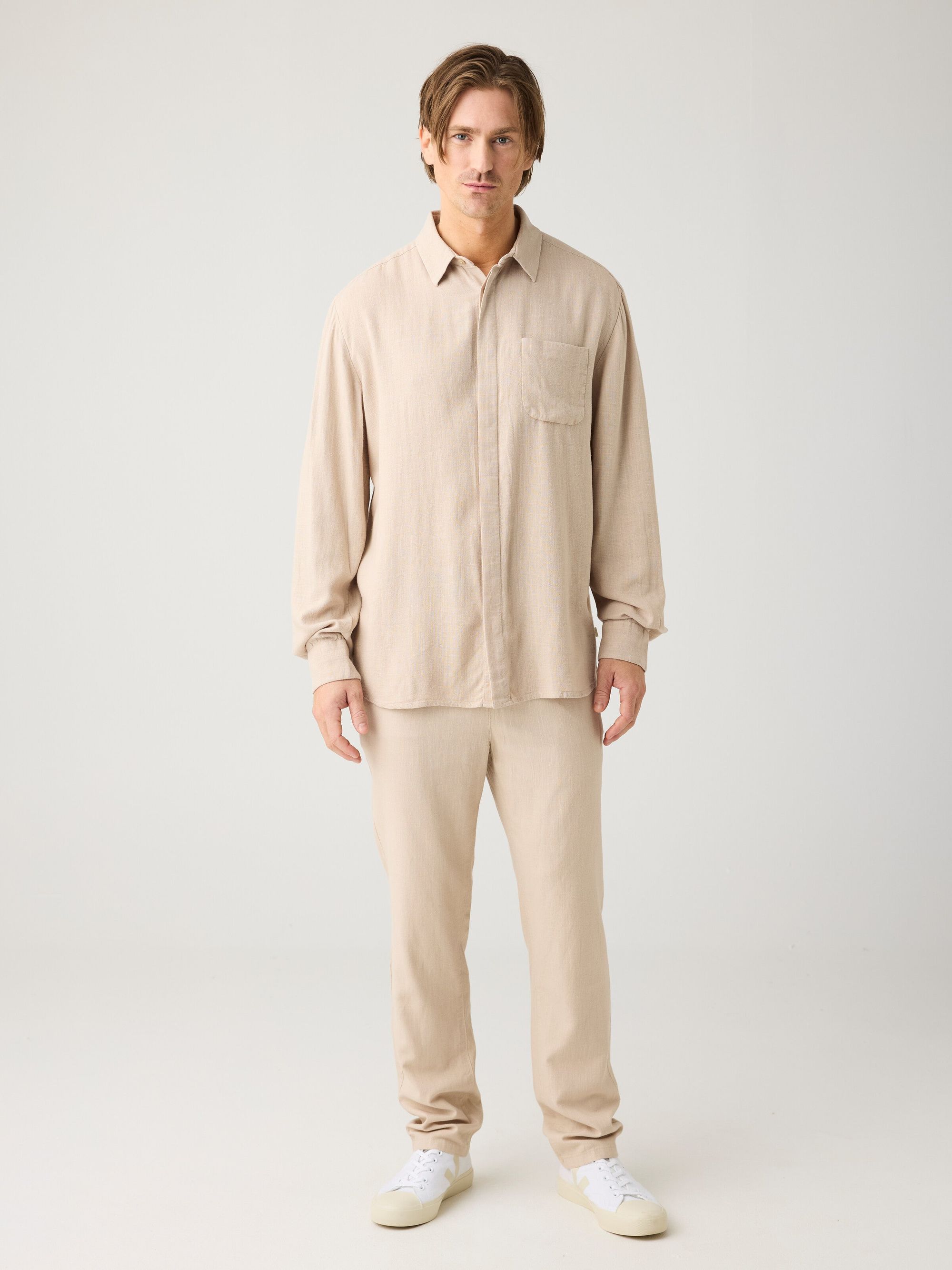 Hemd aus ECOVERO und Bio-Leinen | Beige "Linen-mix shirt - light feather gray", Knowledge Cotton Apparel, Foto 2