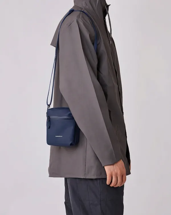 Sac à bandoulière 1l en matières recyclées | marine "poe navy", Sandqvist