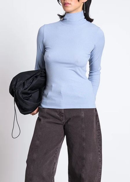 Top col roulé côtelé en tencel | bleu clair "mio - mid blue"