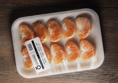 Non-sens numéro 1 : emballer des oranges épluchées dans du plastique