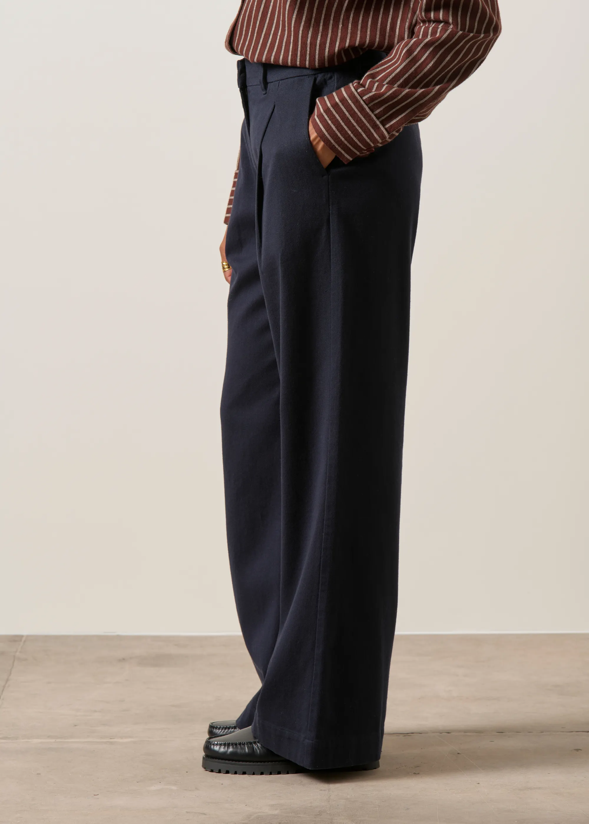 Pantalon ample à pince en coton bio | marine "Patricia", Thinking Mu, photo 5
