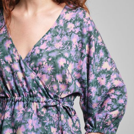 Blouse en lyocell | fleurie "wrap top rosenvik blurred flowers purple" - Dedicated