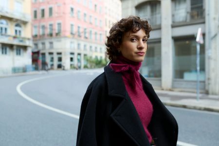 Mohair-Pullover in Aubergine im Licht eines Innenraums