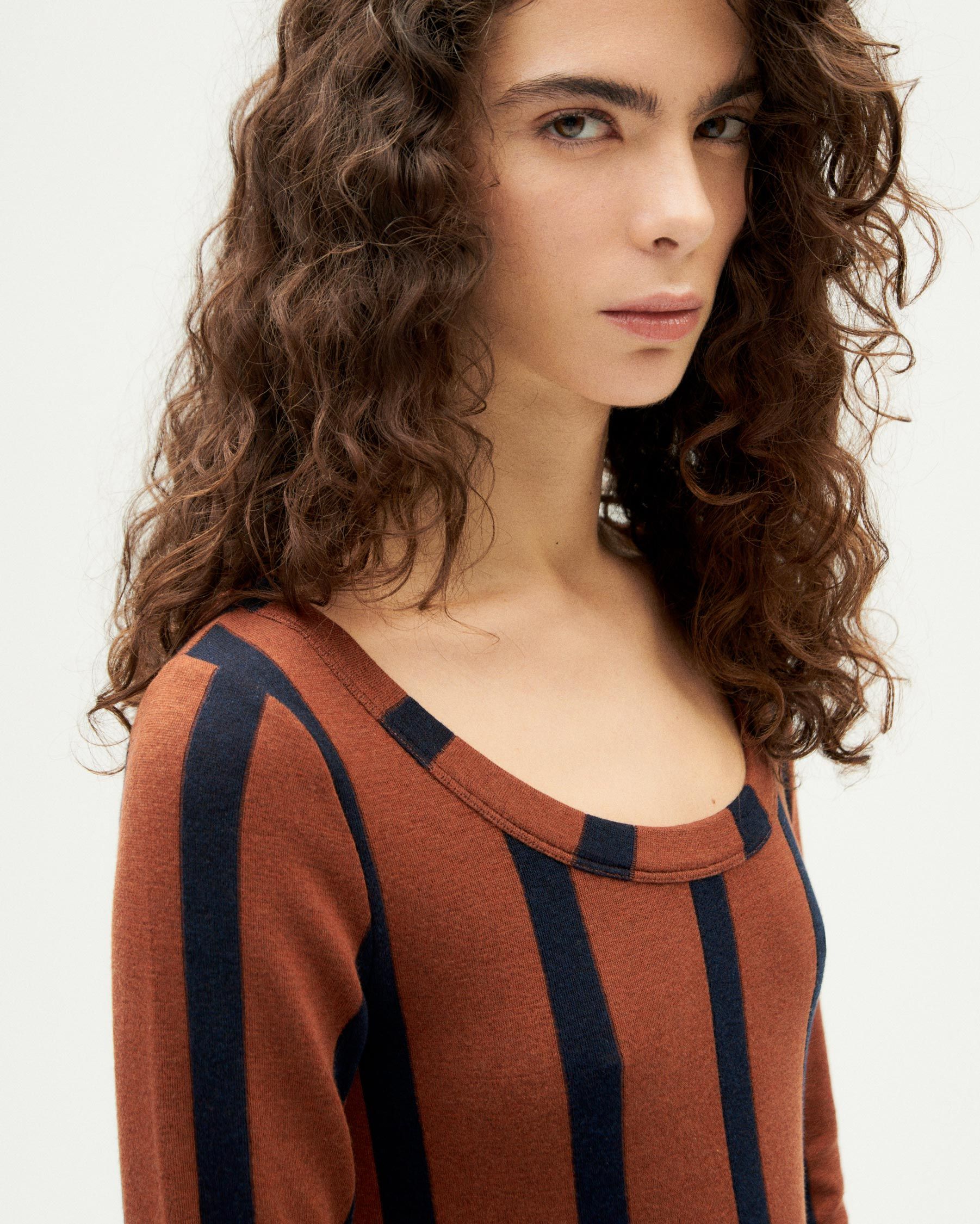 Langarmshirt aus recycelten Materialien | Braun "toasted navy casilda top", Thinking Mu, Foto 2