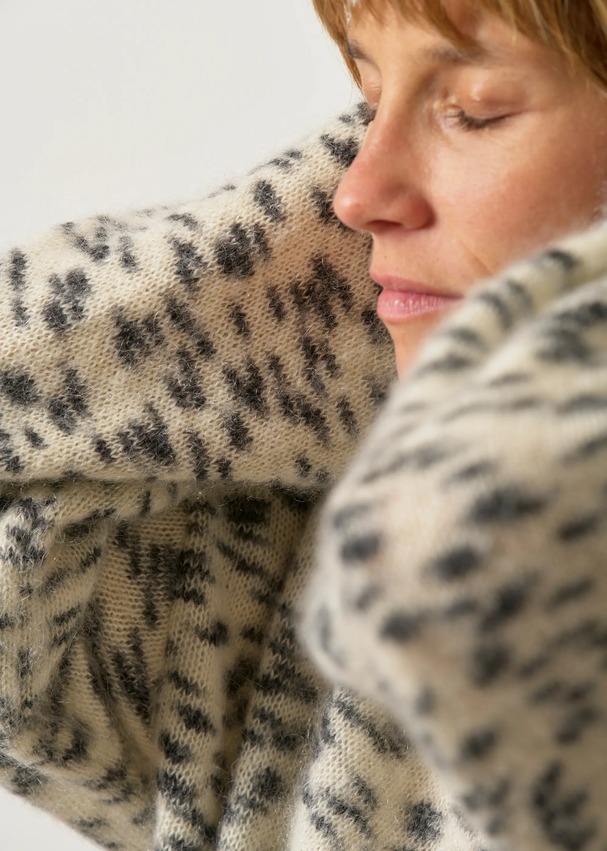 Pull col montant en laine bio et mohair certifiée| blanc et noir, Armedangels, photo 6