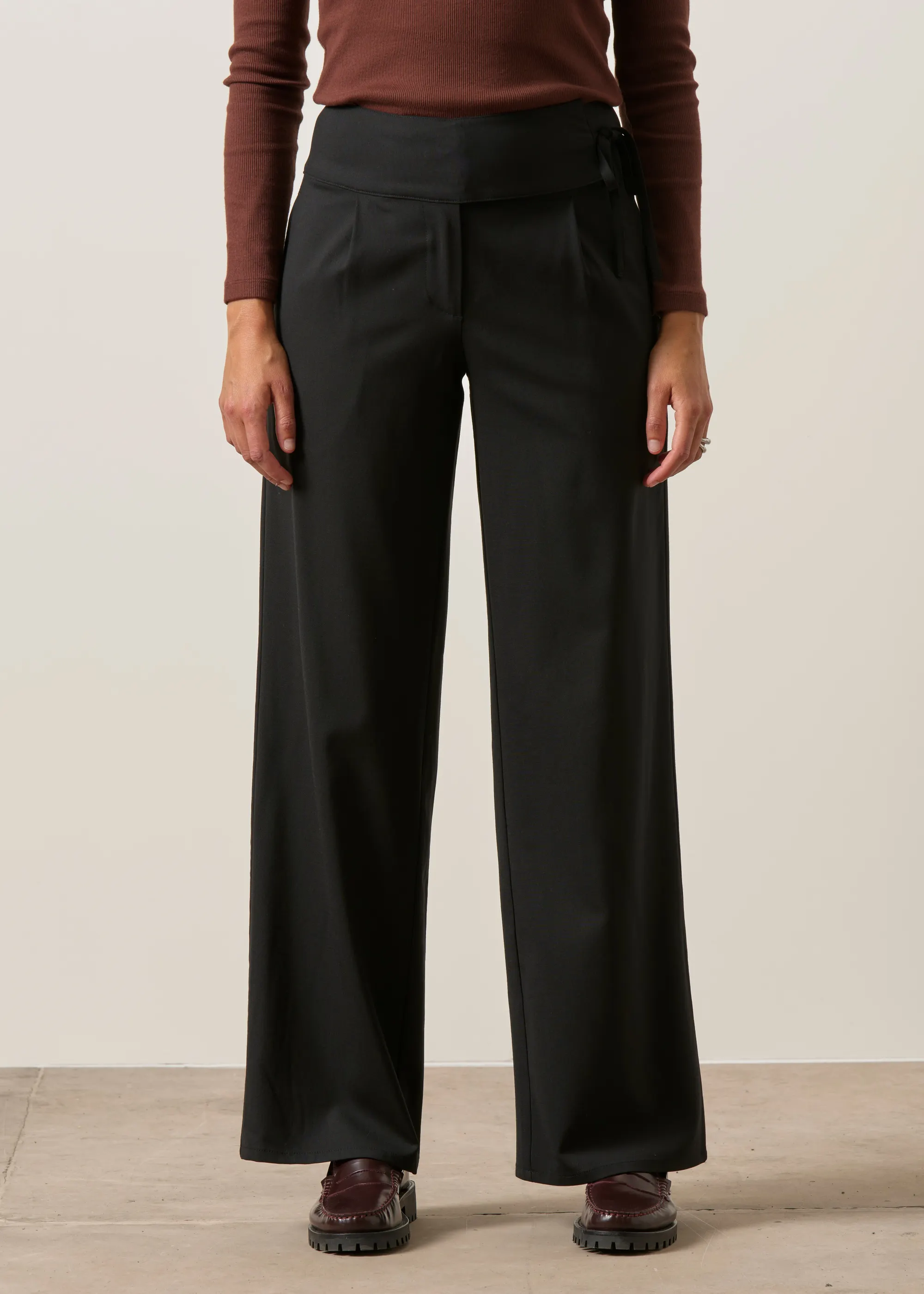 Pantalon fluide droit à pinces en matière recyclée et laine certifiée | noir "Black yuri pants - black", Thinking Mu, photo 2