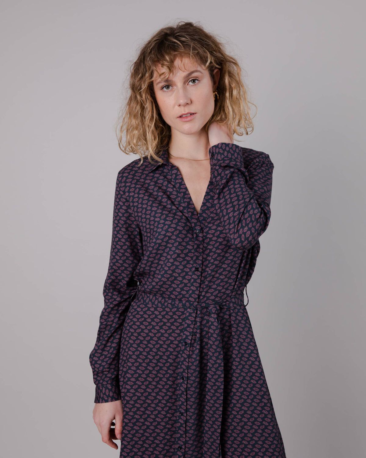 Gemustertes Maxikleid aus Ecovero | mehrfarbig "lips vneck long sleeve dress prune", Brava Fabrics, Foto 6