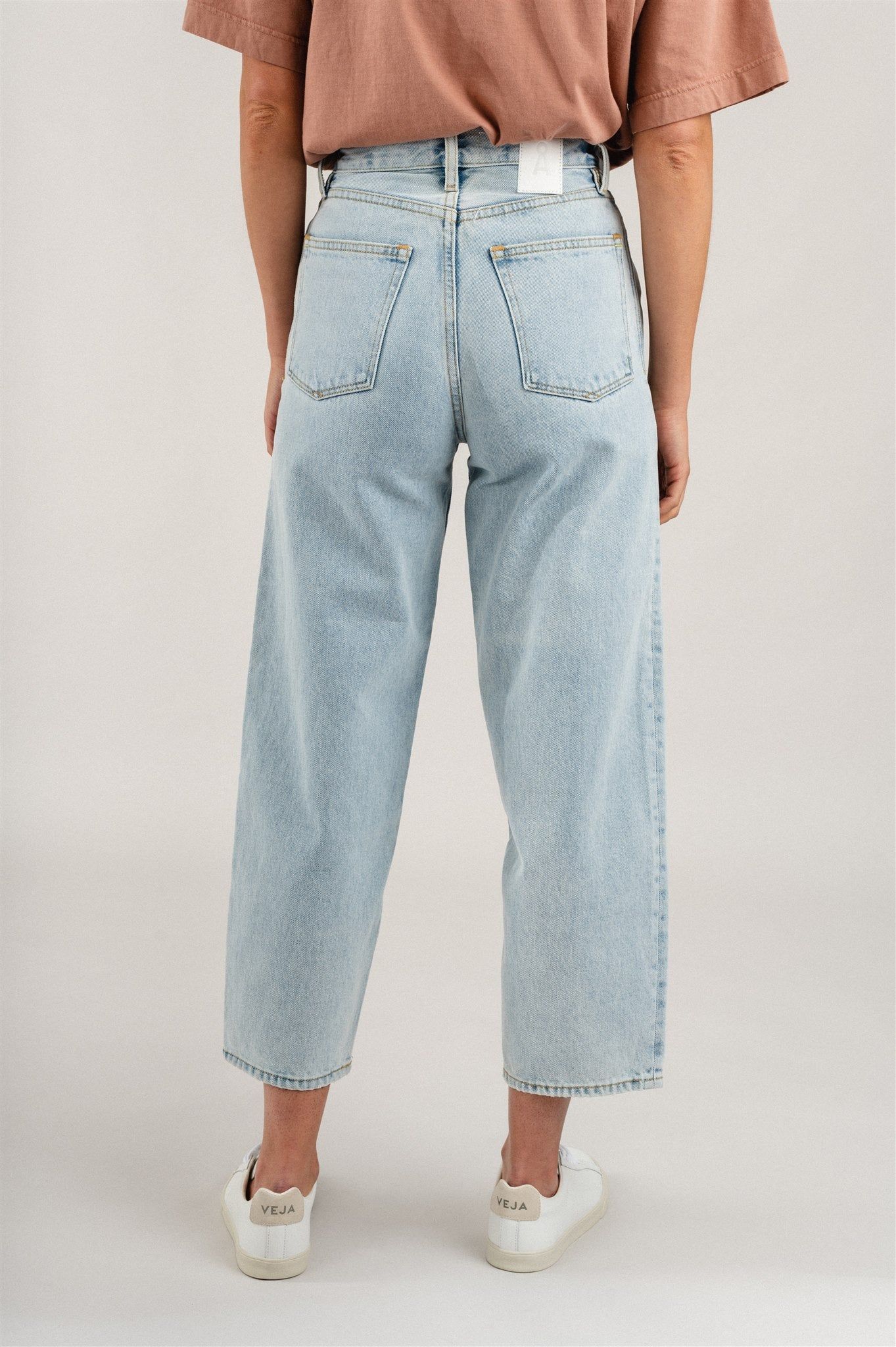 Jean 7/8 droit bleu clair en coton bio - aanike powder indigo, Armedangels, photo 2