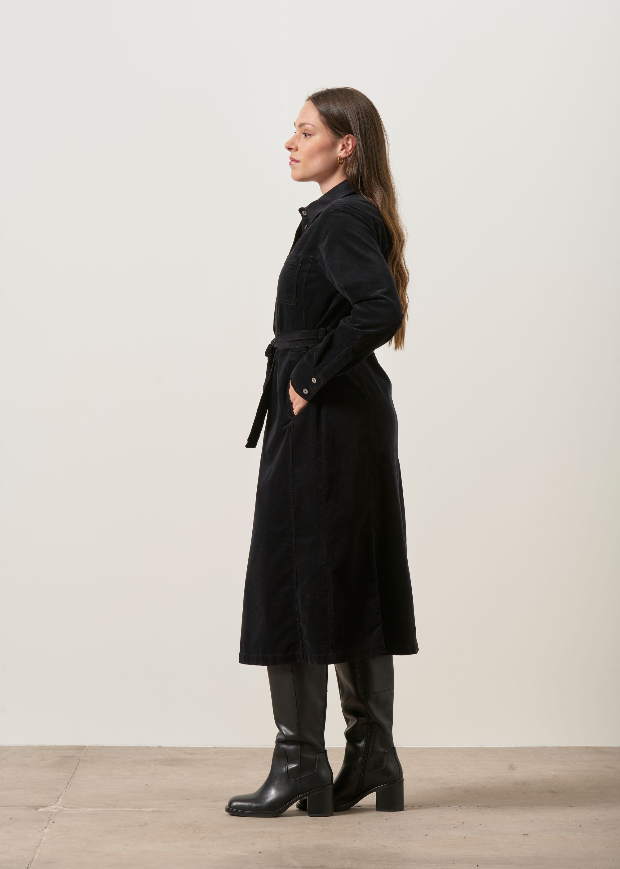 Schwarzes Cord-Hemdblusenkleid aus Bio-Baumwolle , Lanius, Foto 4