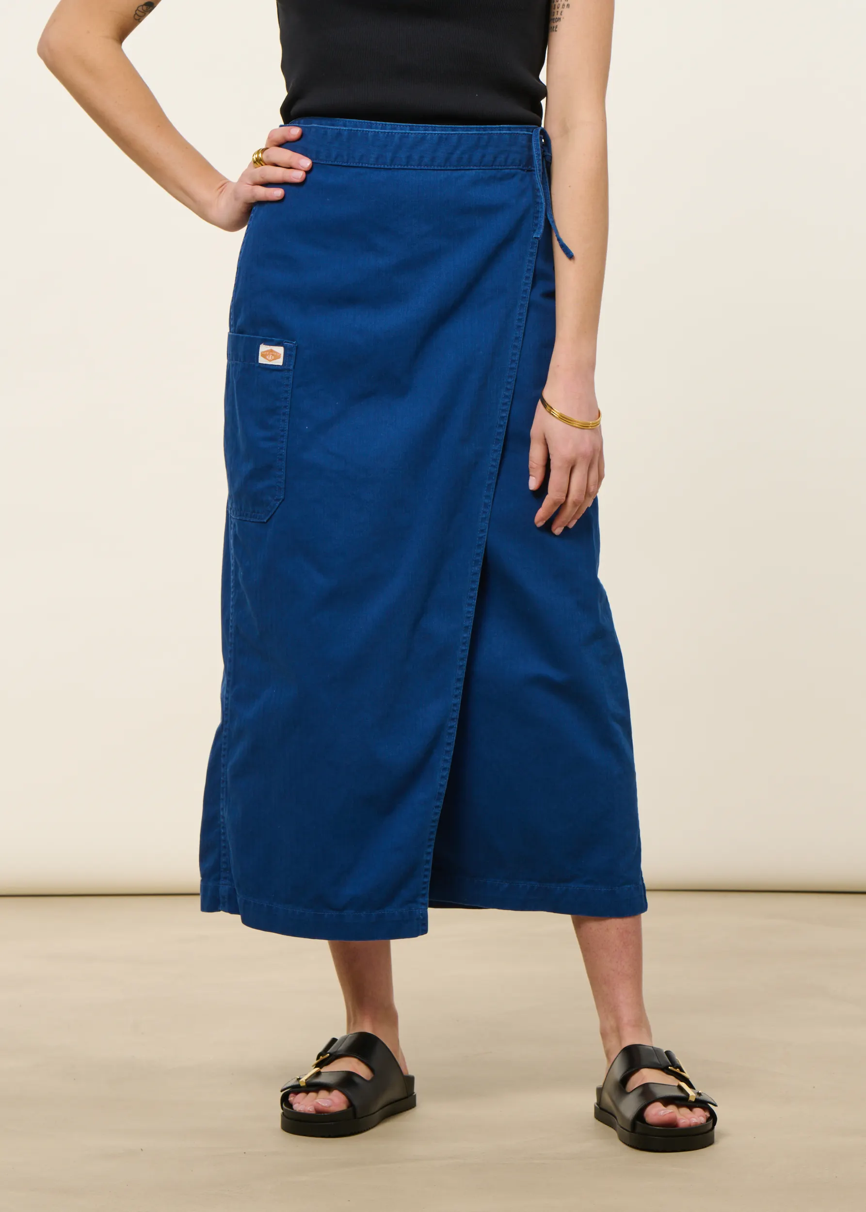 Jupe portefeuille en coton bio | bleu chevrons "irma skirt herringbone - blue", Nudie Jeans, photo 3