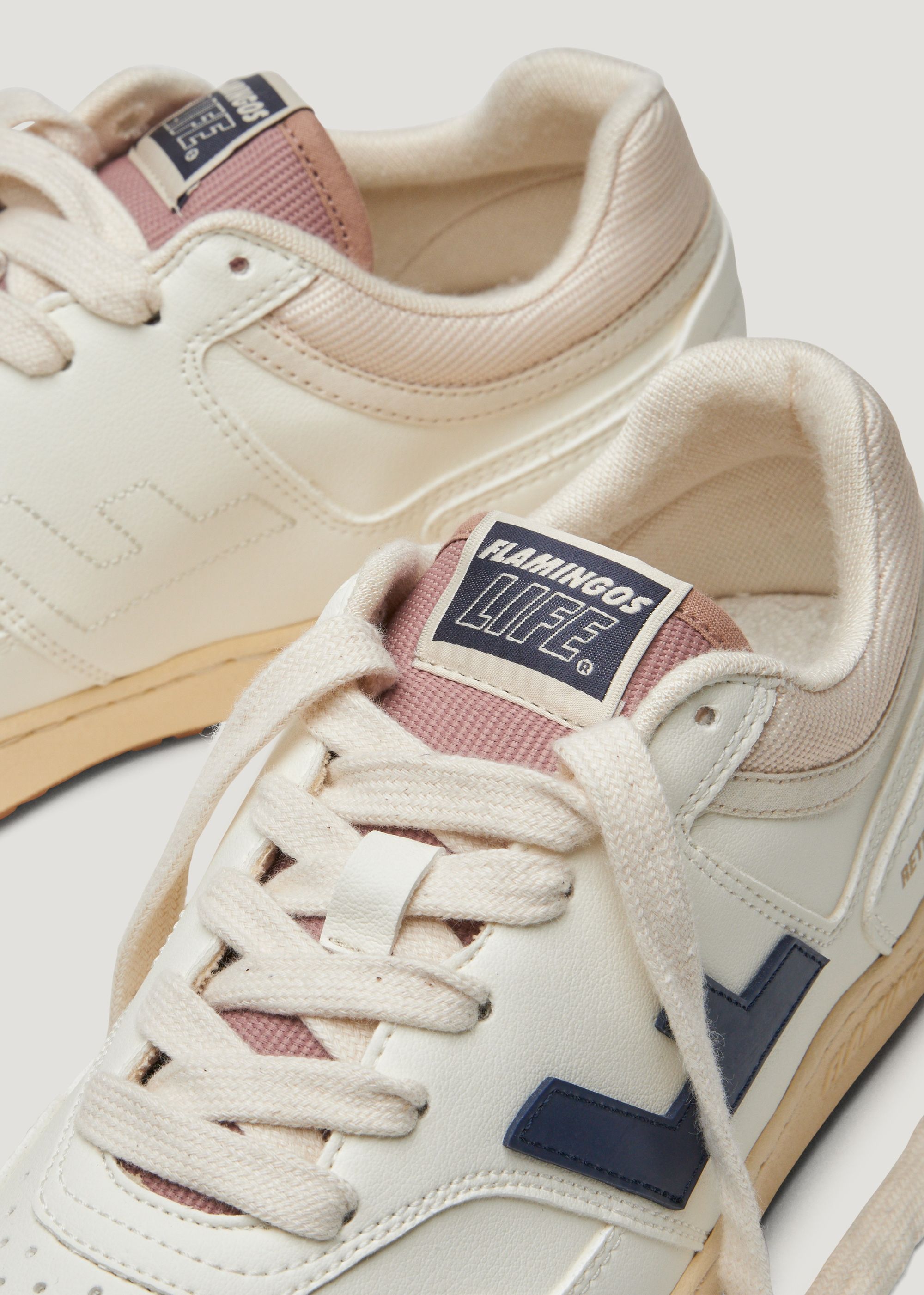 Vegane Sneaker aus recycelten Materialien | Marine und Karamell "retro 90s pearl navy caramel", Flamingos Life, Foto 2