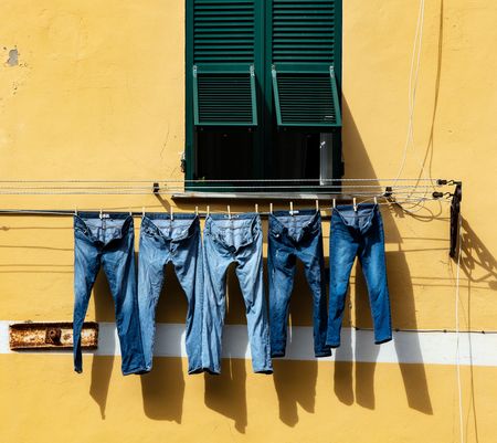 On nous dit dans l'oreillette que ces jeans en sont à leur 3e lavage annuel | © Ricardo Gomez Angel / Unsplash