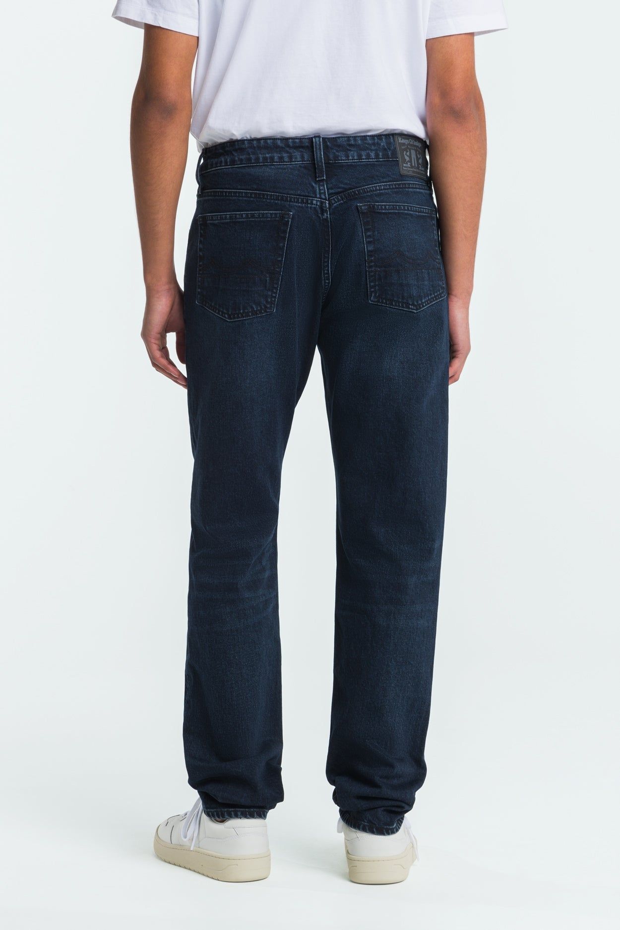 Jean fuselé en coton bio | bleu noir "addo - xavier blue black worn", Kings of Indigo, photo 2