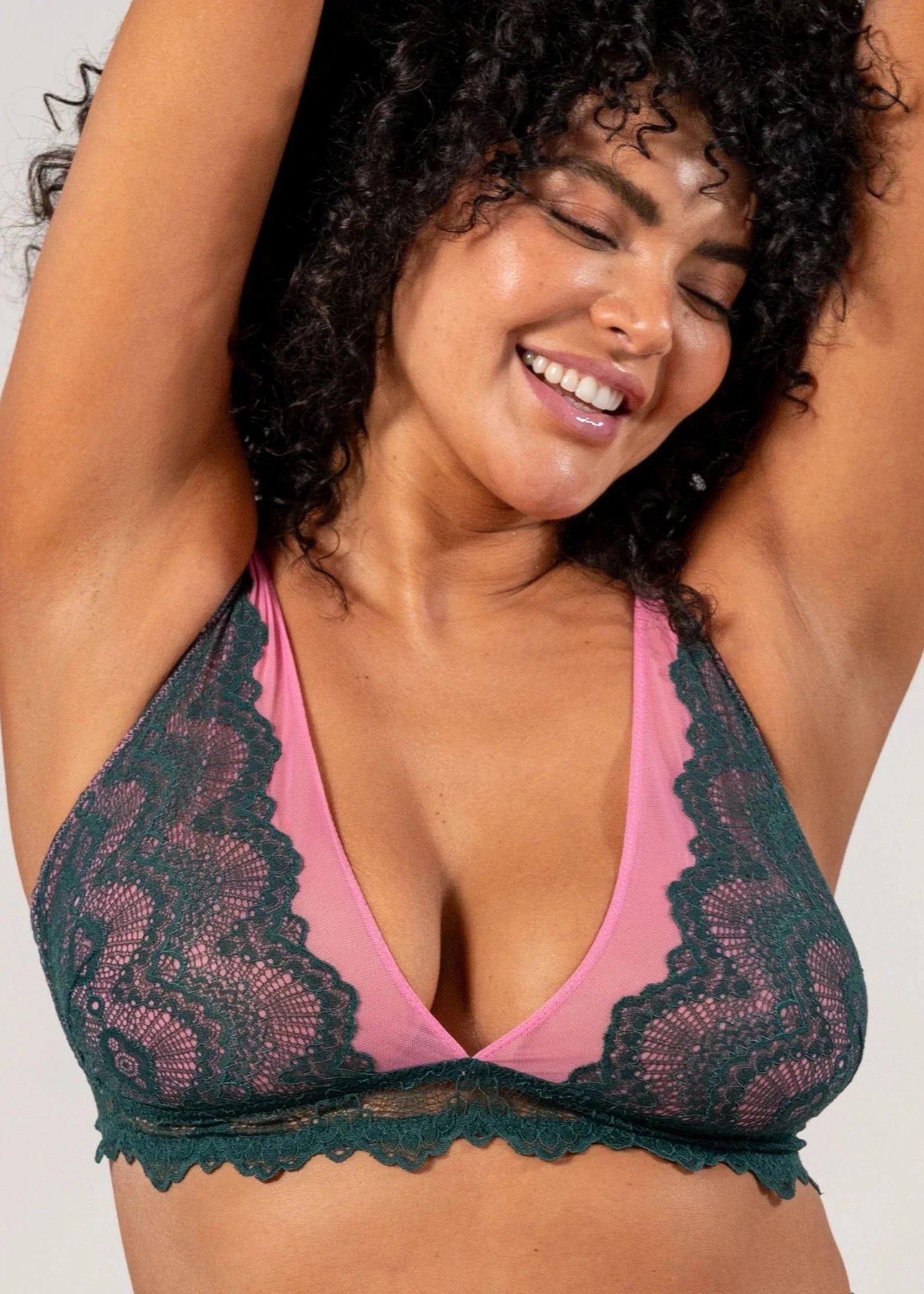 Triangel-BH aus recycelten Materialien | Zweifarbig "lace mesh plunge bralette - pine/candy pink", Understatement, Foto 2