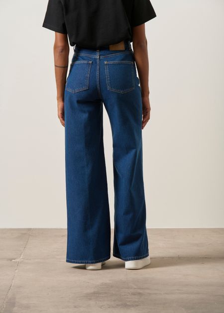 Jean évasé en coton bio et recyclé | bleu foncé "sara high loose stone indigo" - Mud Jeans
