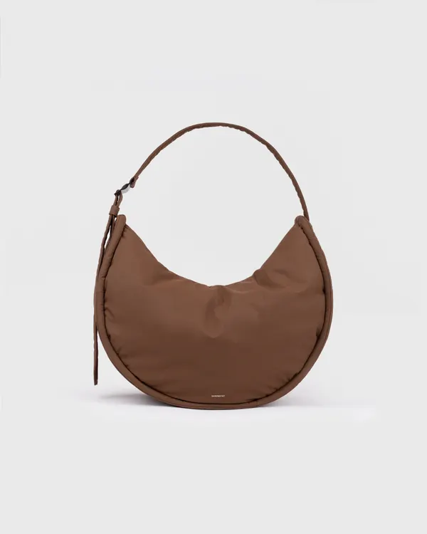 Sac bandoulière en matière recyclé | marron "half moon bag - dark taupe", Sandqvist