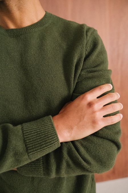 Pull en laine mérinos recyclée | olive - WeDressFair