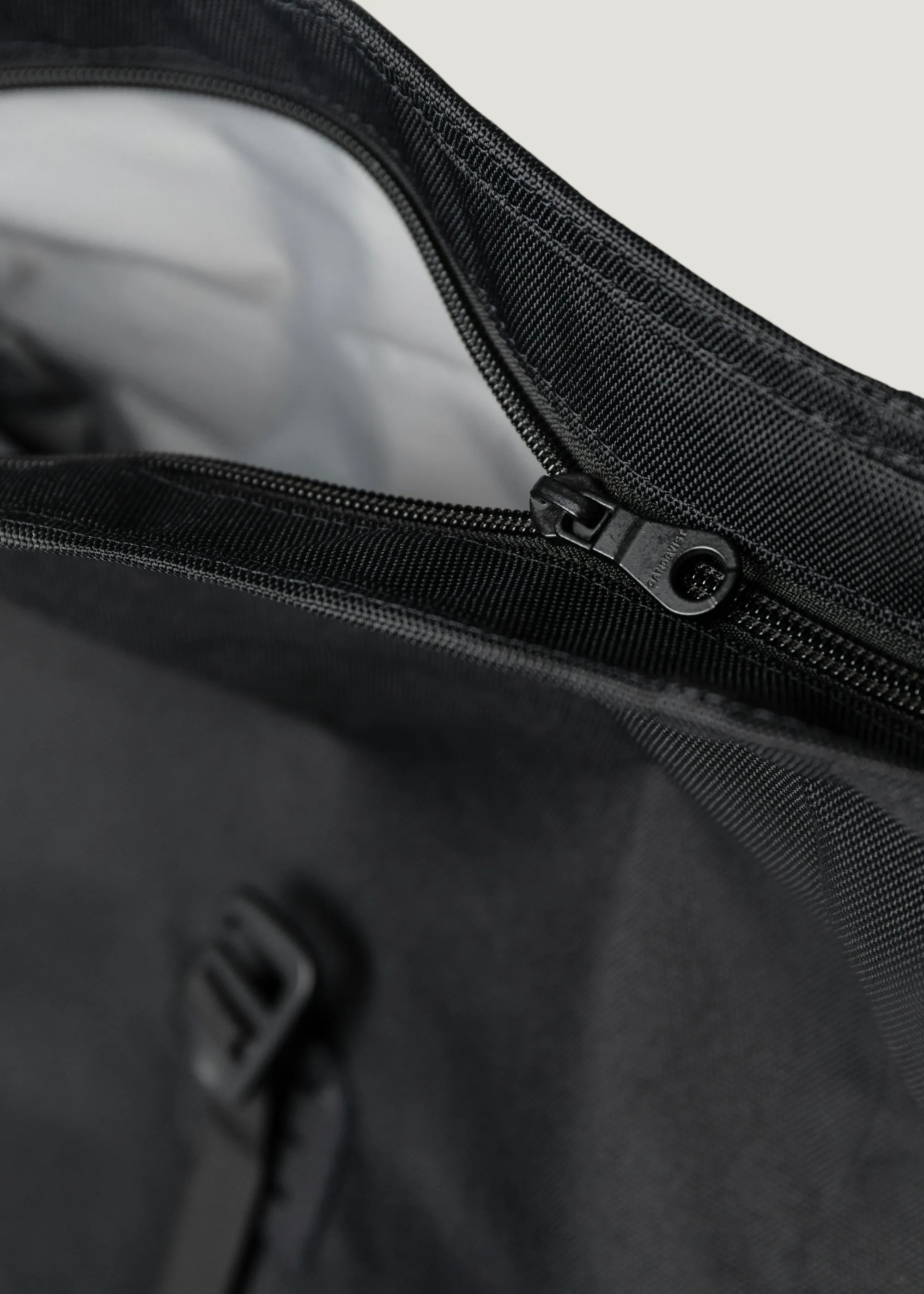 Sac à dos 26l en matières recyclées | noir "icon rolltop backpack l - black/ black with black leather", Sandqvist, photo 5