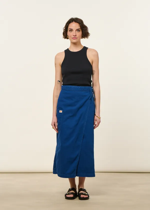 Jupe portefeuille en coton bio | bleu chevrons "irma skirt herringbone - blue", Nudie Jeans