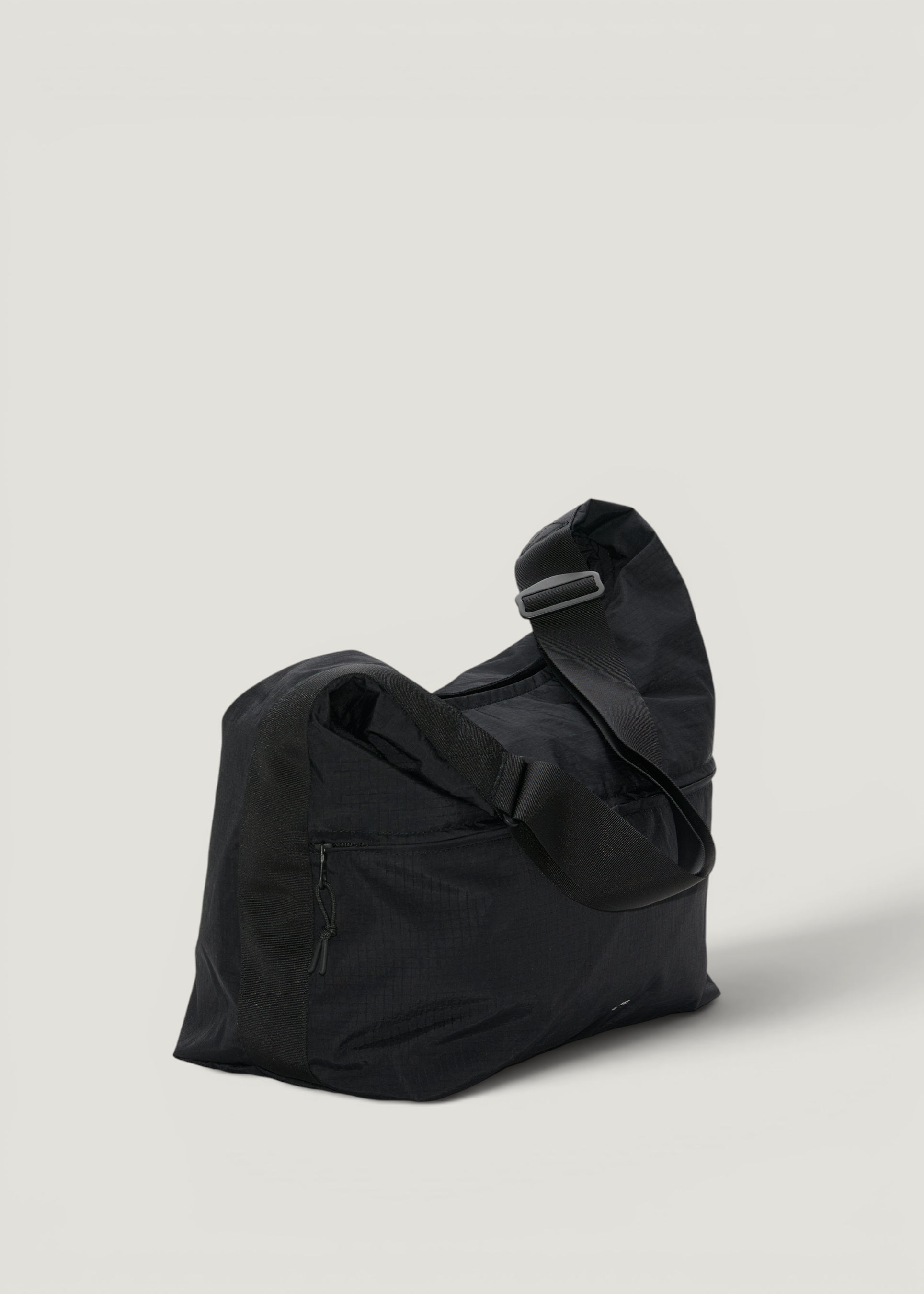 Umhängetasche 20L aus recyceltem Material | schwarz "Grid shoulder bag - black", Sandqvist, Foto 2