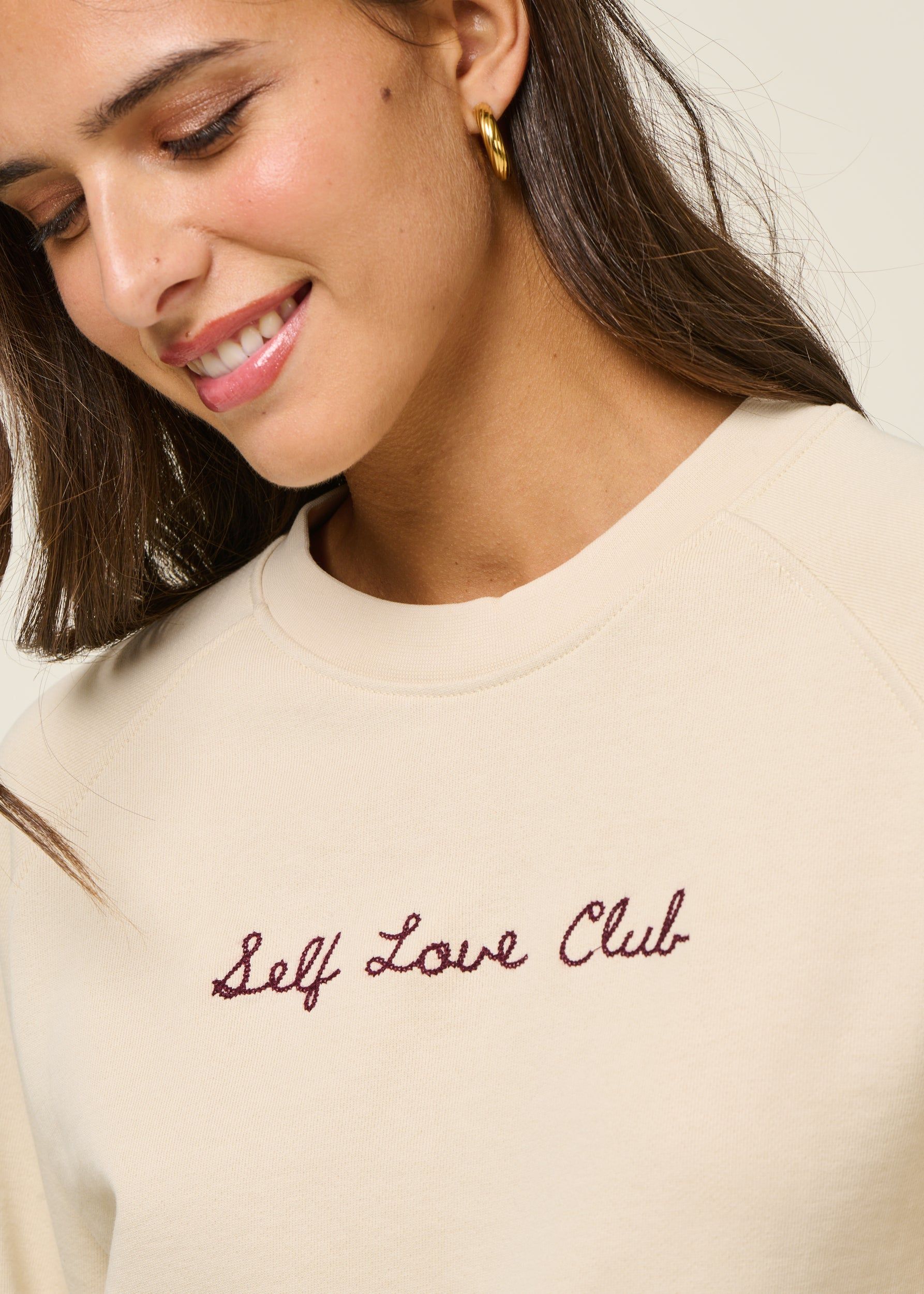 Bestickter Sweater aus Bio-Baumwolle | Beige "sweatshirt ystad self love club emb oat white - rainy day", Dedicated, Foto 3