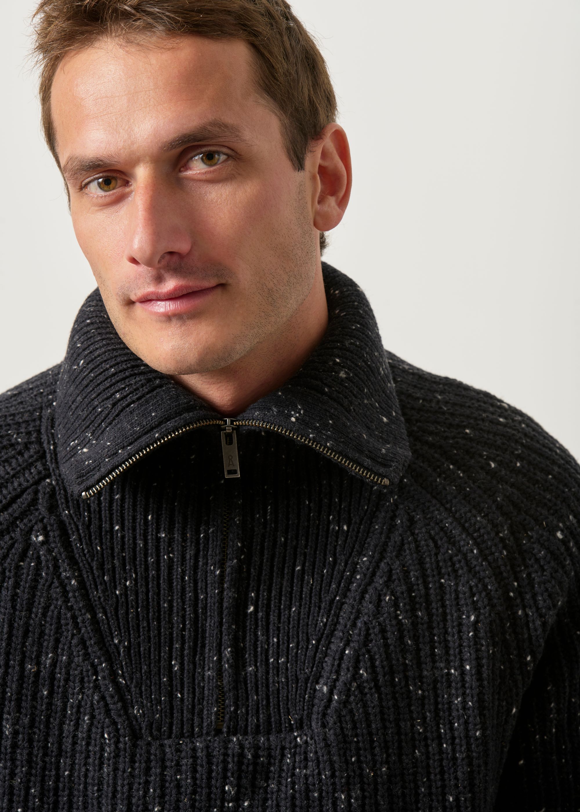 Pullover mit Reißverschlusskragen aus Bio-Baumwolle und recycelter Wolle | Schwarz "Tweed knit troyer - black", Armedangels, Foto 2