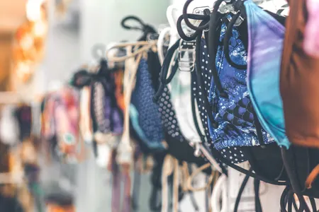 Le polyester est une matière qui entre souvent dans la composition des maillots de bain.