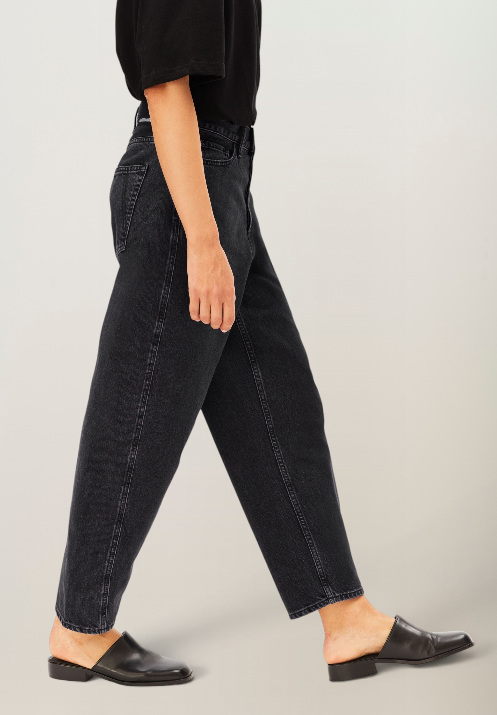 Jean ballon en coton recyclé | noir "Baarly high waist barrel jean - ebony black", Armedangels, photo 5