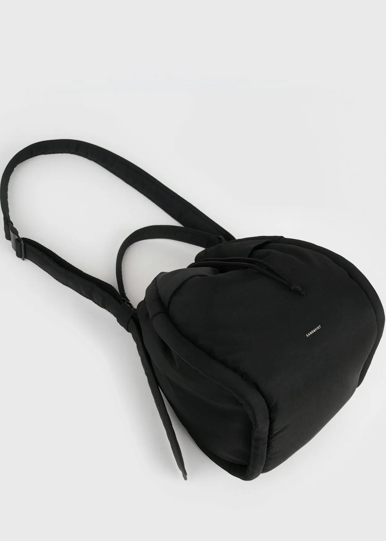 Sac bandoulière 7,5l en matière recyclé | noir "curve bucket bag - black", Sandqvist, photo 5