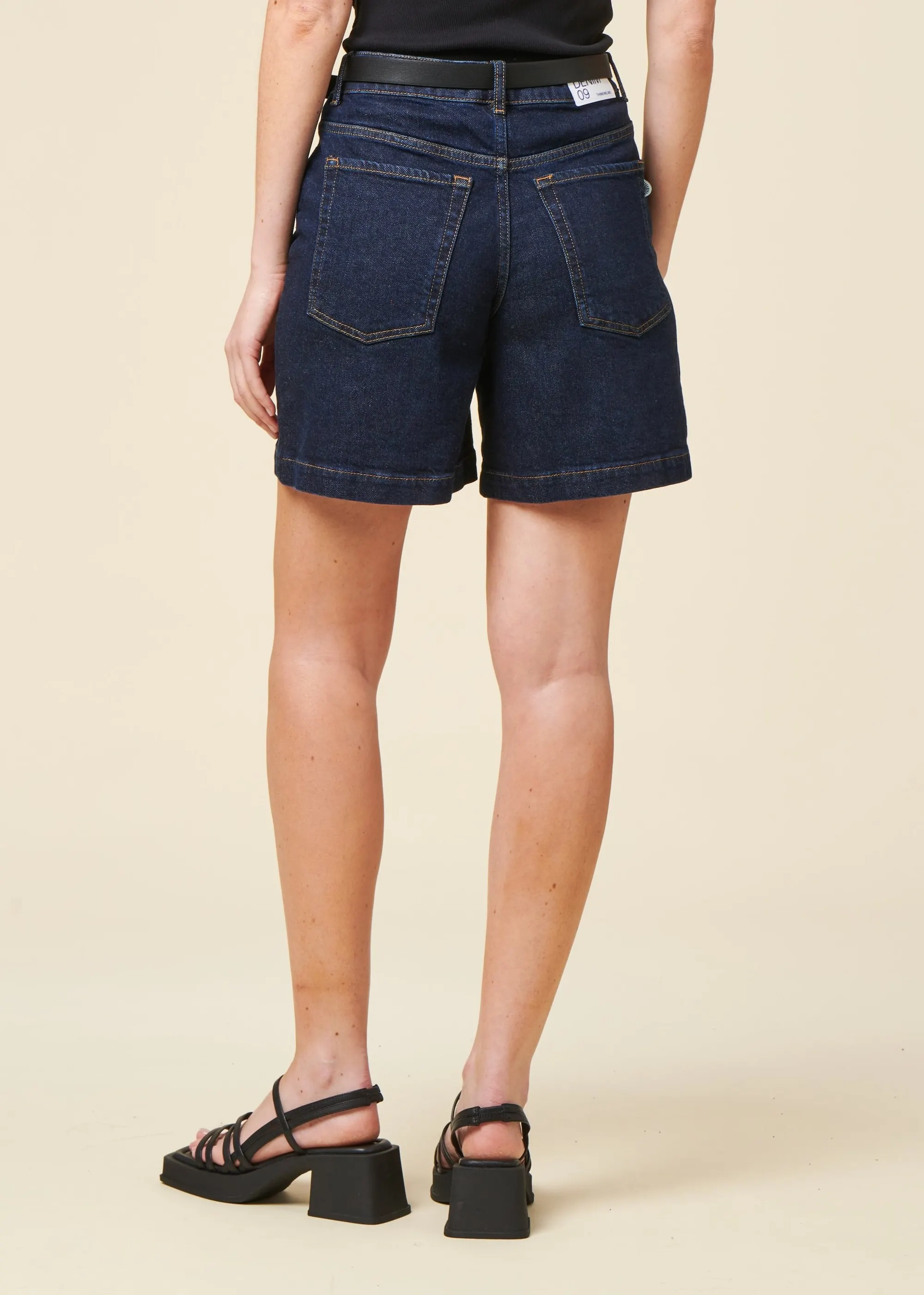 Short denim en coton biologique | bleu "dark clean denim luisa shorts - denim", Thinking Mu, photo 3