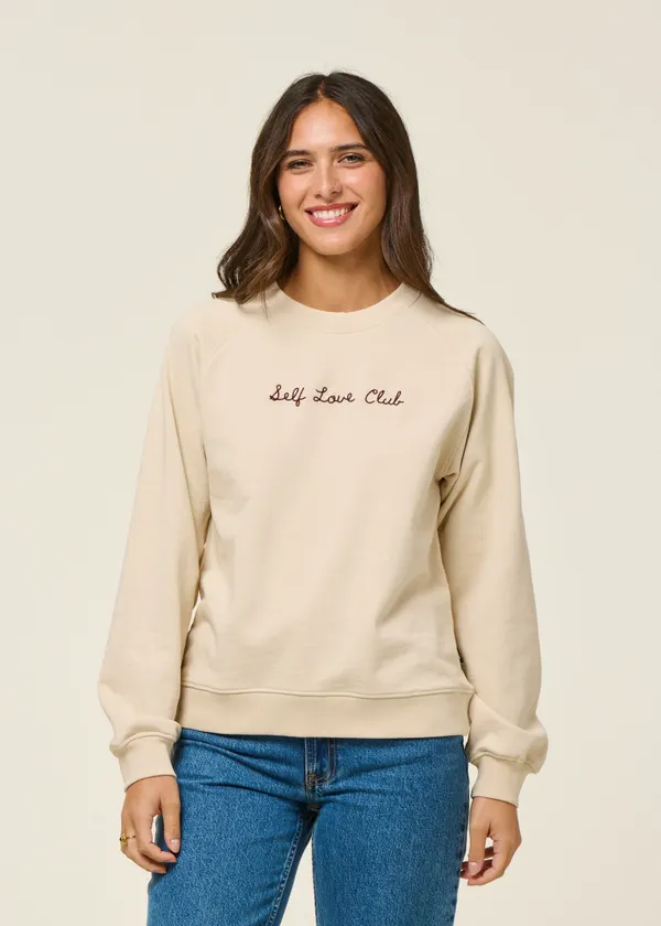 Sweatshirt brodé en coton bio | beige "sweatshirt ystad self love club emb oat white - rainy day", Dedicated