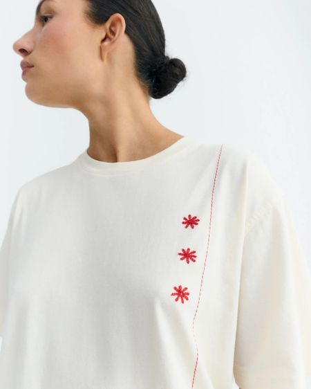 T-shirt brodé en coton bio | écru "sole mio pannacota lucia tee" - Thinking Mu