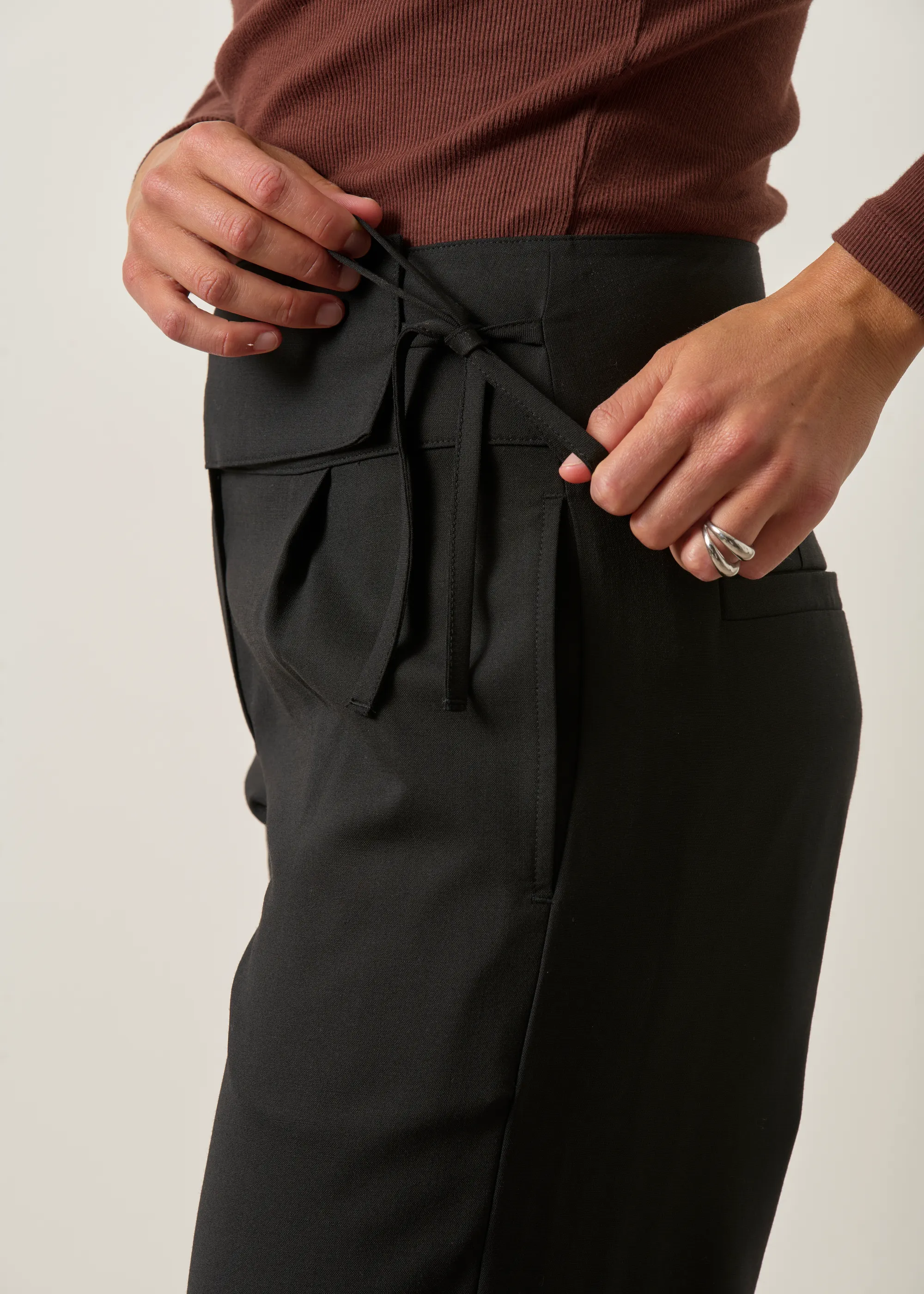 Pantalon fluide droit à pinces en matière recyclée et laine certifiée | noir "Black yuri pants - black", Thinking Mu, photo 3