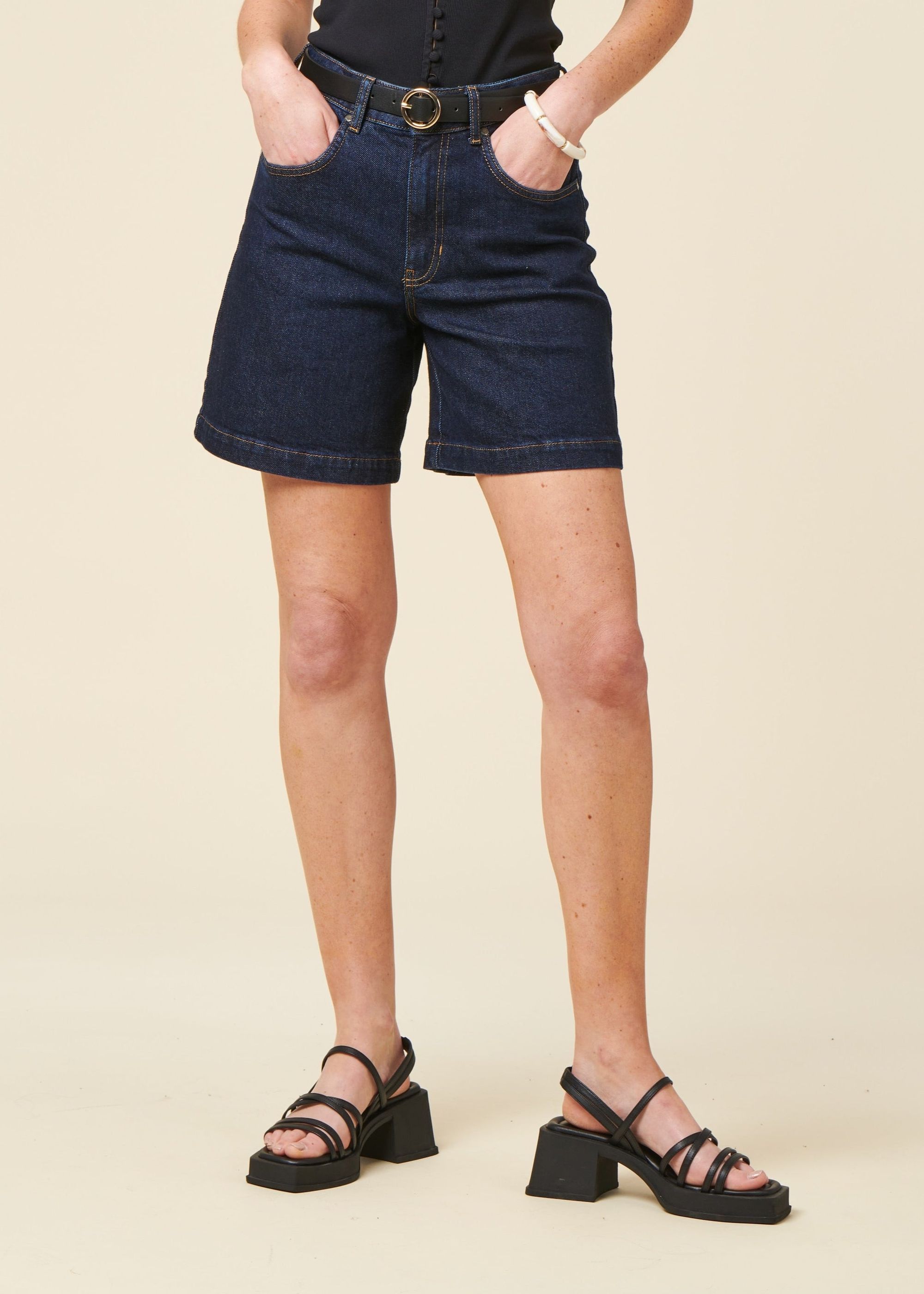 Jeansshorts aus Bio-Baumwolle | Blau "dark clean denim luisa shorts - denim", Thinking Mu, Foto 1